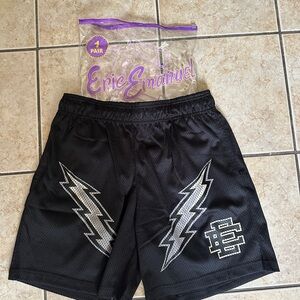1:1 EE SHORTS
Size L
New